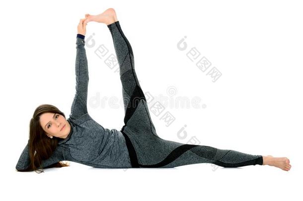 年幼的女人做瑜伽瑜珈的任何一种姿势Anant瑜珈的任何一种姿势面斜倚腿举起