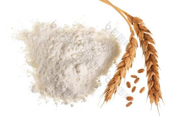 耳关于小麦和桩关于面粉隔离的向白色的背景.向