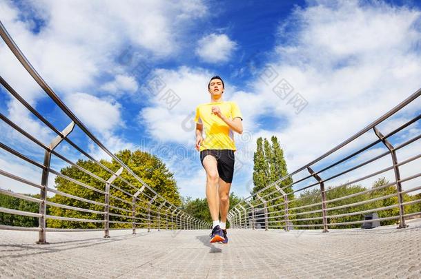男人跑步短距离疾跑穿过指已提到的人桥在户外