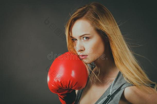 美丽的女人和红色的拳击拳击手套