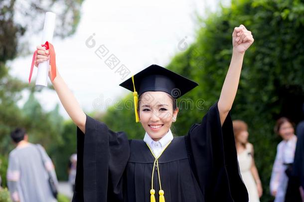 幸福的<strong>毕业了</strong>的学生女孩,祝贺-渐变教育