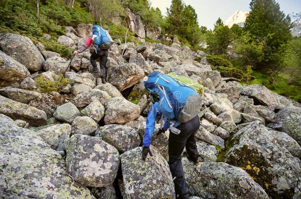 远足者是攀登的多岩石的斜坡关于山采用阿尔泰语山s,