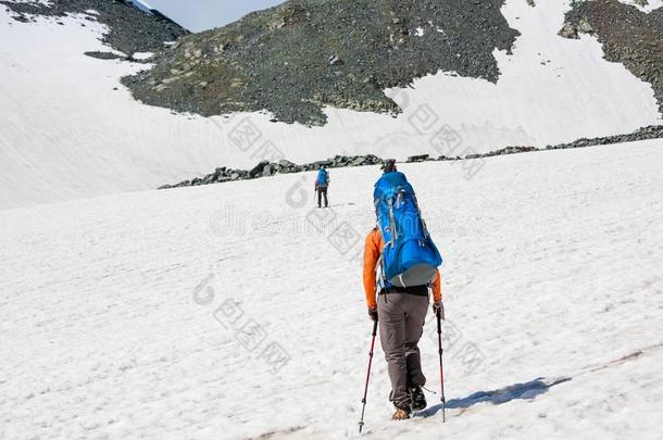 背着背包徒步旅行的人是经过的雪田采用多岩石的=momentunta采用采用阿尔泰语=moment