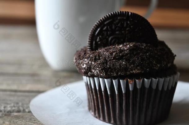 “白心”黑人奥利奥奶油夹心巧克力饼干纸杯蛋糕向指已提到的人木材背景