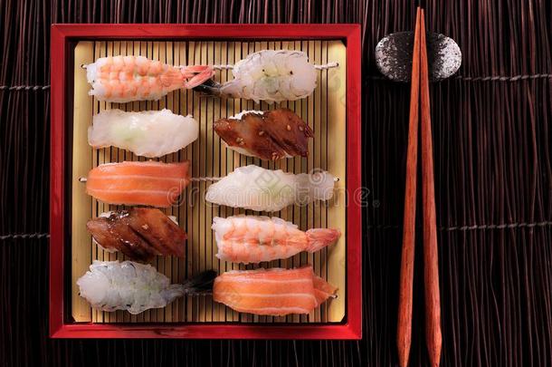 日本人寿司各种各样的分类红色的竹子<strong>盘子筷子</strong>土佬的