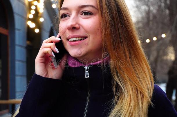 成熟的女人会谈在旁边电话在近处饭店.