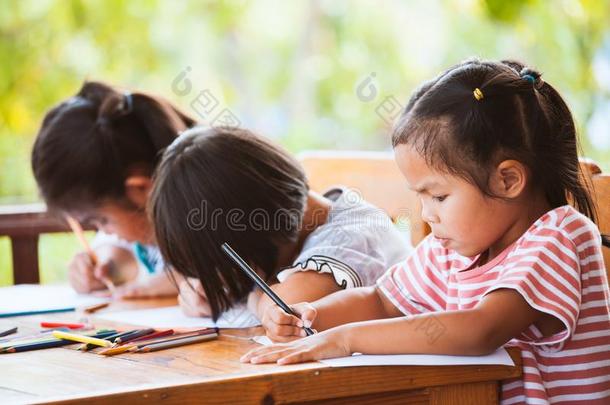 组关于亚洲人孩子们绘画和绘画和彩色蜡笔或粉笔