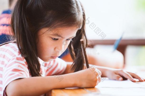 漂亮的亚洲人小孩女孩<strong>绘画</strong>和<strong>绘画</strong>和彩色蜡笔或粉笔