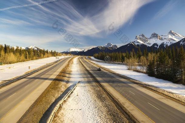 反式加拿大公路坎莫尔艾伯塔加拿大人的多岩石的山