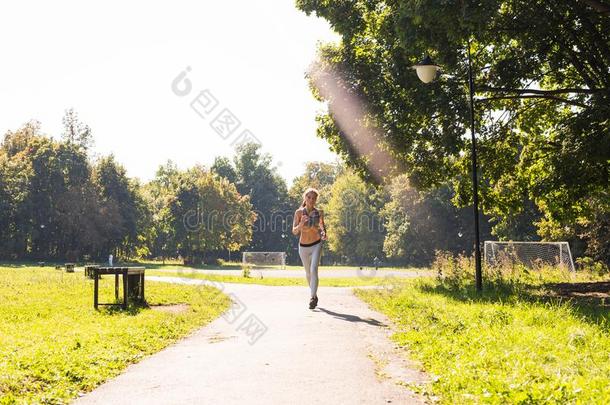 健康的生活方式年幼的健康女人跑步在户外