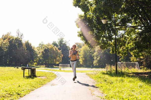 健康的生活方式年幼的健康女人跑步在户外