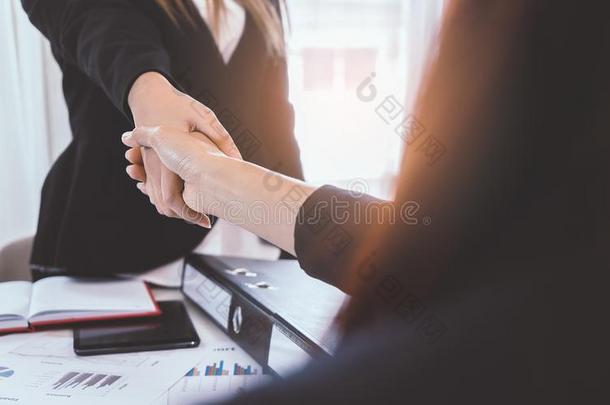 商业女人握手每别的