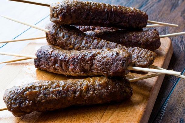 巴尔干半岛的塞瓦普西奇肉丸/肉丸和木制的串肉扦