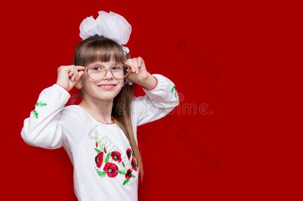 肖像关于欢乐的小的女孩采用很大的眼镜和白色的英语字母表的第2个字母