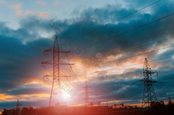高的电压电的播送塔能量电缆塔.
