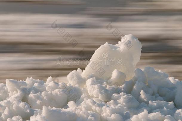 下雪的河岸