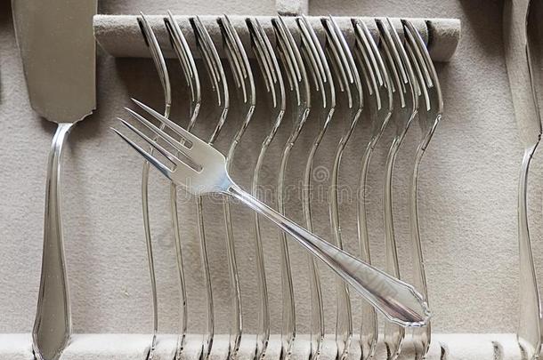 银鱼餐具,详述关于餐叉放置