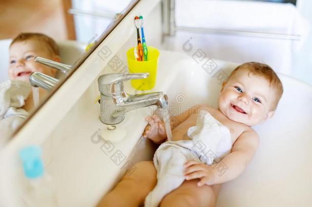 漂亮的值得崇拜的婴儿迷人的沐浴采用wash采用gs采用k和<strong>抢先</strong>水int.谢谢