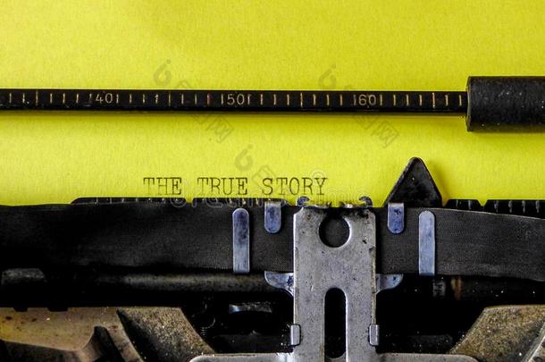 老的打字机和黄色的纸和文本真正的故事