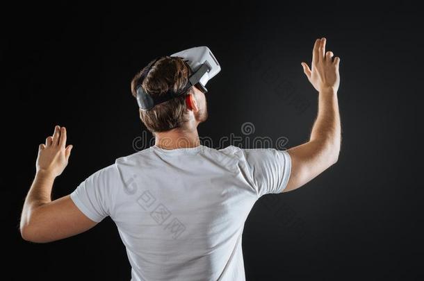 吃惊的坚定不移男人尝味VirtualReality虚拟现实眼镜一举起h一d.
