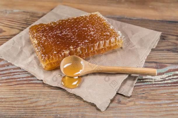 长方形蜂蜜梳子和木制的勺关于蜂蜜