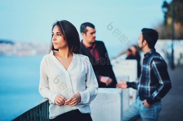一美丽的女孩看台向一桥一t日落一nd相貌进入中指已提到的人