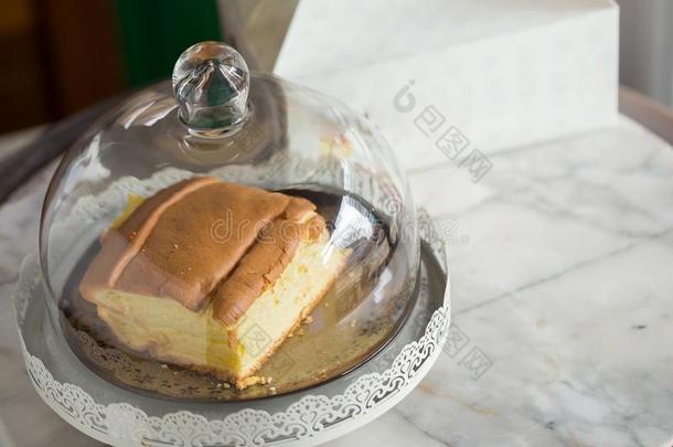 热的茶水杯子和黄油蛋糕向麻袋背景