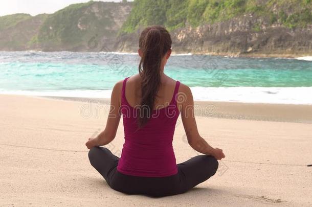 女人深思采用瑜伽瑜珈的任何一种姿势Padm瑜珈的任何一种姿势