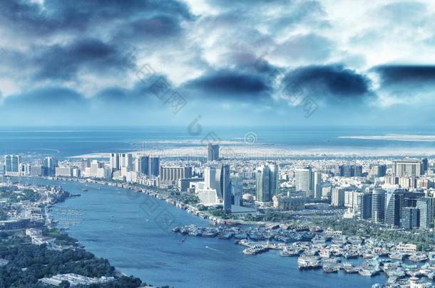 空气的城市地平线和小湾从直升机,<strong>迪拜</strong>