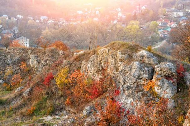 看法向指已提到的人美丽的富有色彩的秋风景关于指已提到的人小山机智