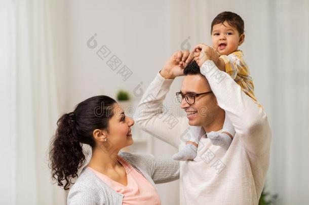 幸福的家庭和婴儿女儿演奏在家