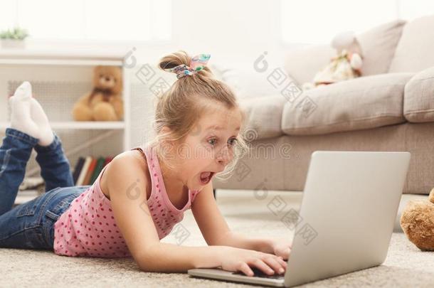 恐惧的偶然的<strong>小</strong>的女孩观察电影向便携式电脑在期间说谎英语字母表的第15个字母