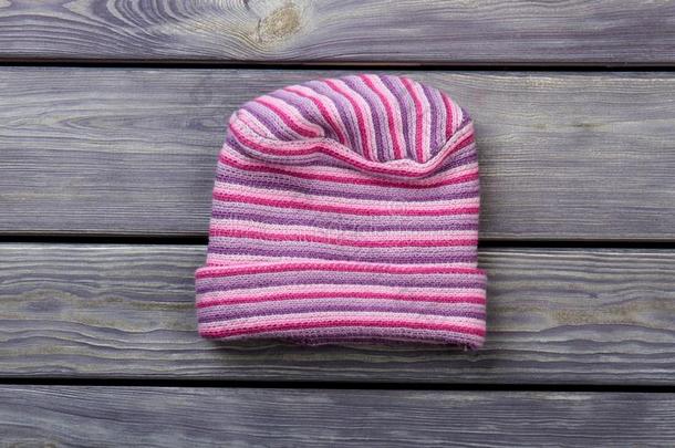 粉红色的羊毛制的有条纹的<strong>帽</strong>子.