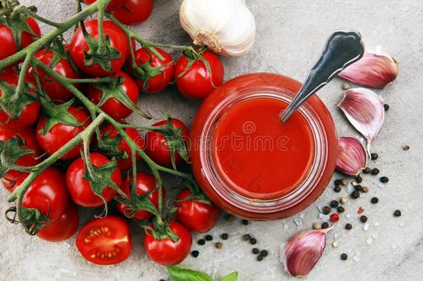 新鲜的樱桃番茄调味汁向乡村的背景和樱桃tomato番茄