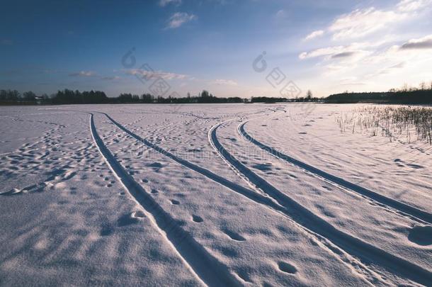 下雪的冬路大量的采用深的雪-v采用tage看剪辑