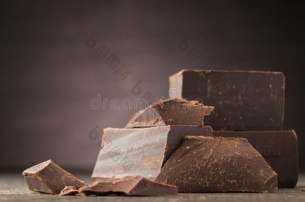 黑暗的巧克力向一木制的b一ckground.巧克力