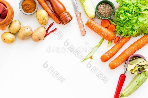 将切开蔬菜为烹饪术蔬菜炖肉或蔬菜杂烩为健康的喧闹声