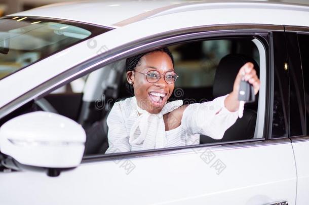 非洲的女人和她新的汽车展映钥匙
