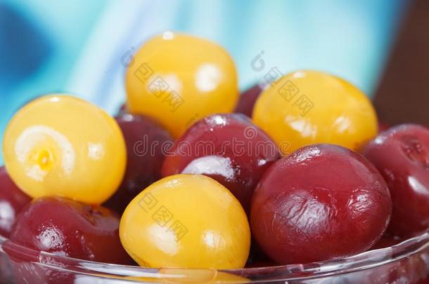 红色的和黄色的樱桃煮熟的糖渍水果,特写镜头