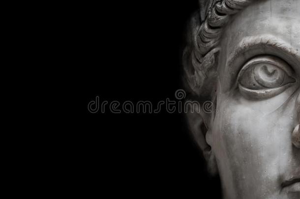 雕像关于古罗马的诺贝尔男人隔离的在黑的背景,罗马,我