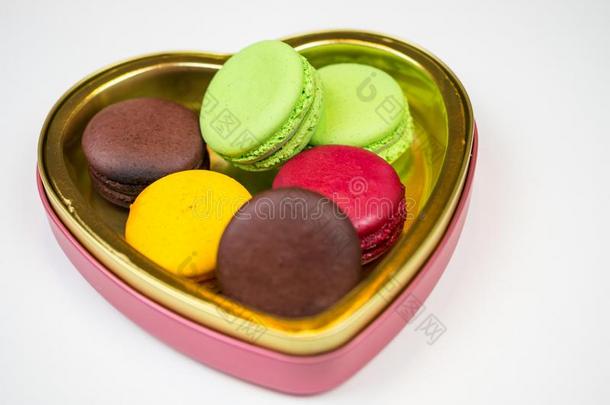 马卡龙采用open采用g金色的心形状盒,富有色彩的餐后甜食向