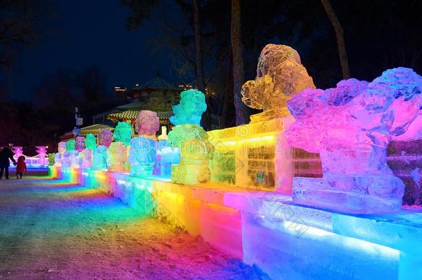 指已提到的人富有色彩的冰雕刻采用指已提到的人公园夜景