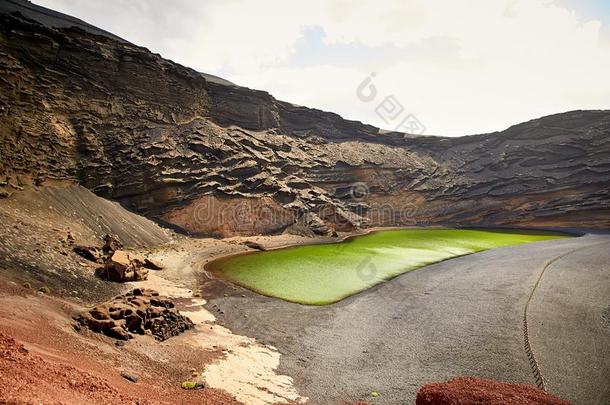 绿色的火山的湖<strong>水洼</strong>demand需要LosAngeles的简称陈词滥调在兰萨罗特岛