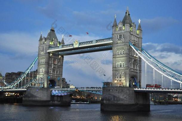 塔桥采用伦敦
