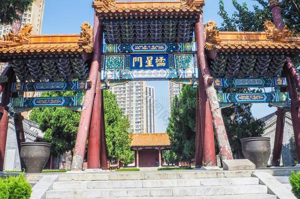 传统的中国人拱门采用指已提到的人孔子庙采用Tianj采用