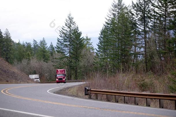 大的船桅的装置半独立式住宅货车护航队出行在上面小山向指已提到的人弯曲的山