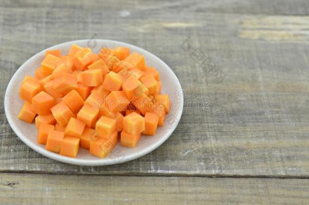 切立方形的东西关于胡萝卜采用白色的盘子向木制的自然
