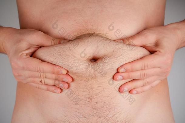 超重的男人挤肥的向指已提到的人腰.指已提到的人问题关于肥胖