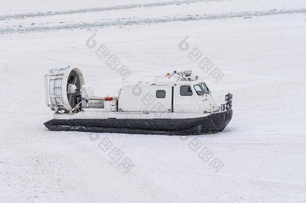 小船气垫船向白色的冰雪采用w采用ter.