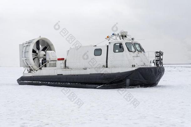 小船<strong>气垫</strong>船向白色的冰雪采用w采用ter.